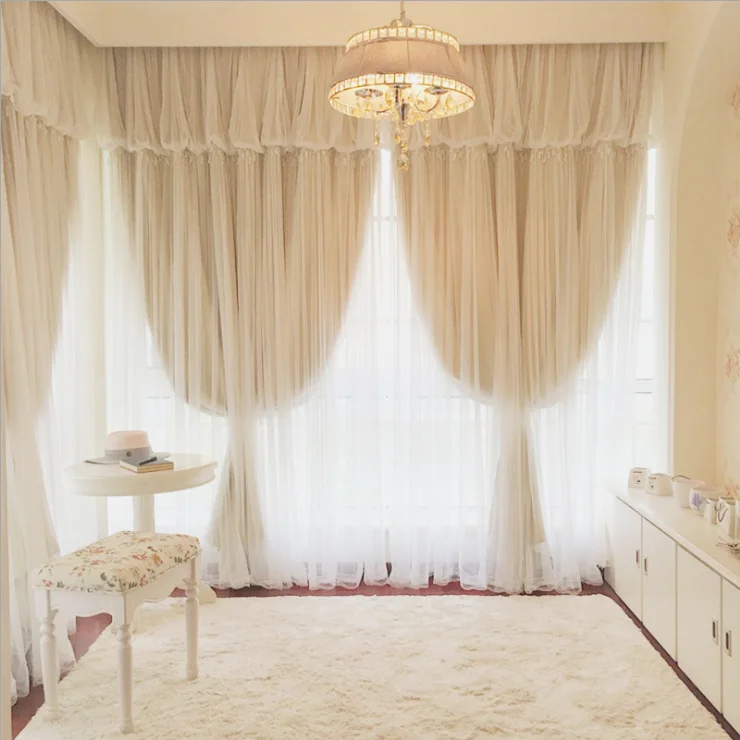 为客厅准备豪华纯粹的窗帘与帷幔