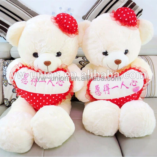 couple teddy bears with hearts