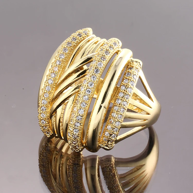 необычные обручальные кольца парные. модные золотые кольца. широкое золотое кольцо. модные обручальные кольца. красивые украшения.