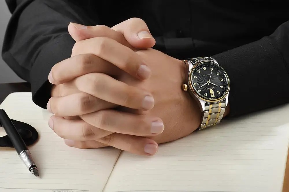 Железные наручные часы. Часы на руке. Часы с металлическим браслетом мужские на руке. Мужские часы с металлическим ремешком на руке. Часы на руку механические.