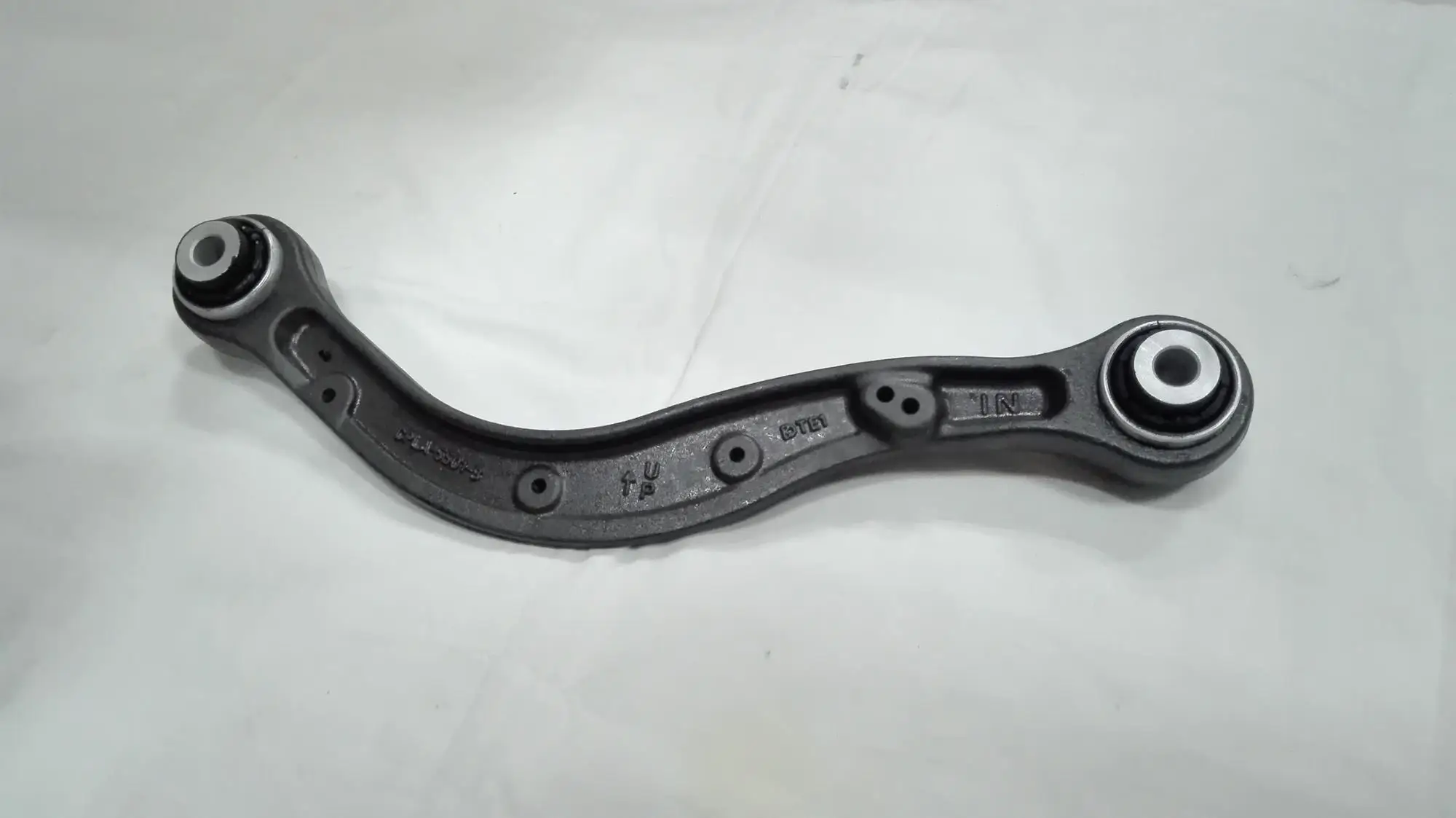 High Quality Oe Lr037690 Rear Axle Suspension Control Arm For