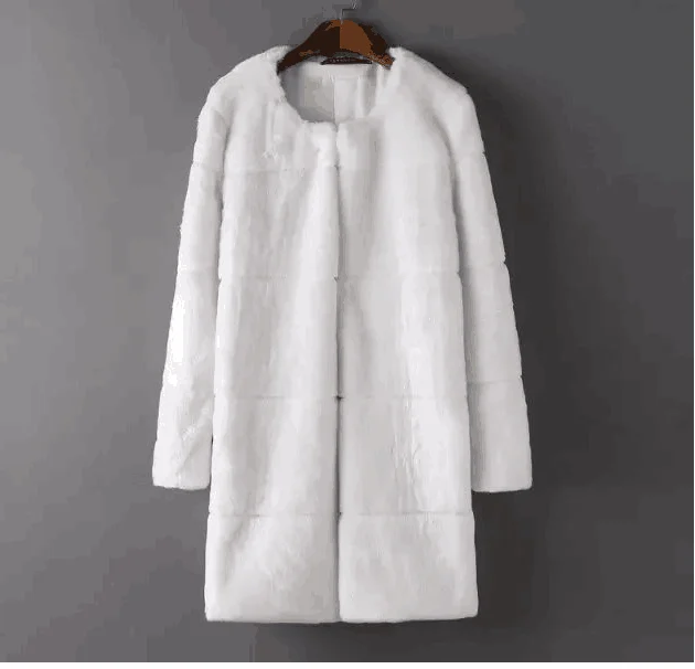 Белое пальто мехом