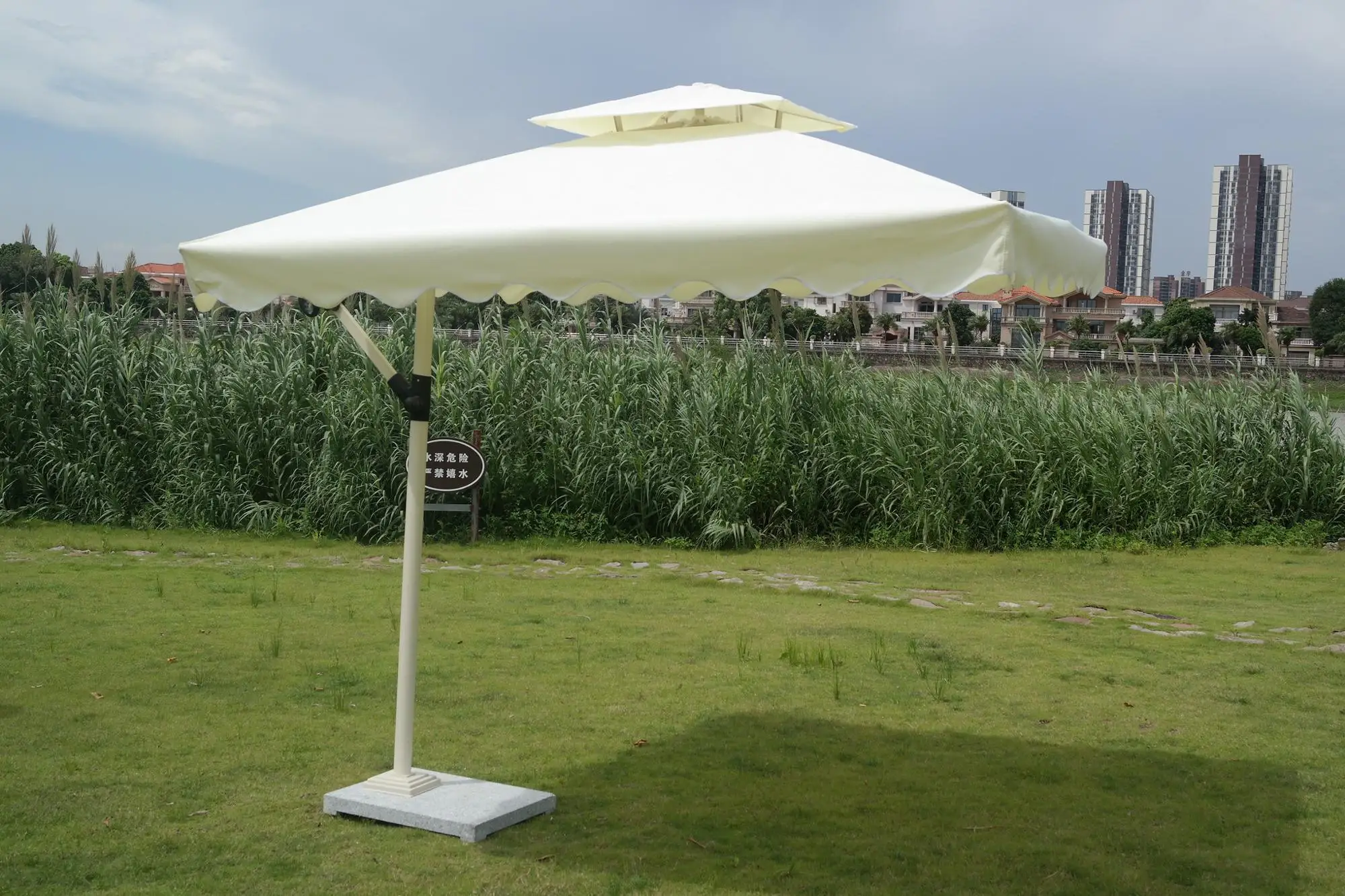 长方形侧悬臂伞天井 12 英尺