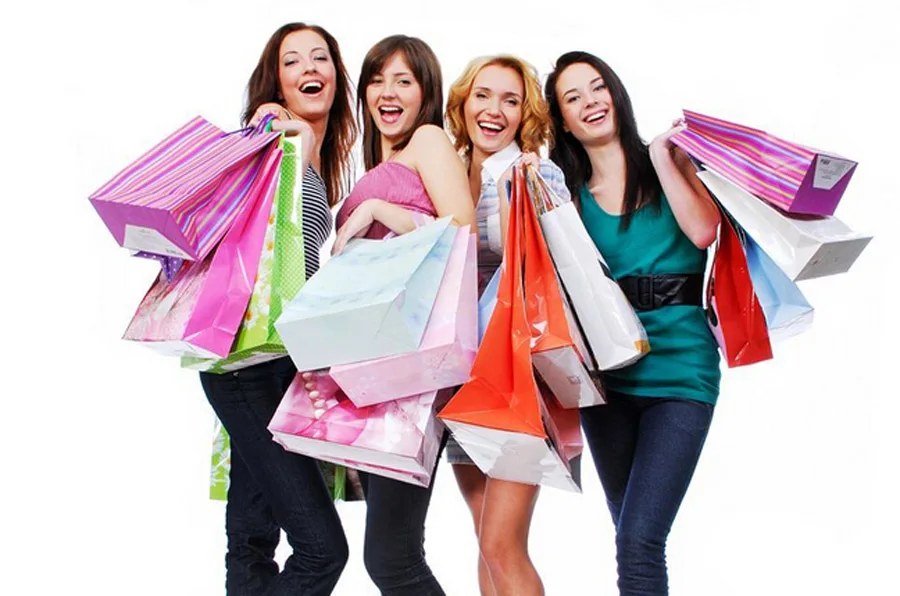 Аналогичная закупка. Женский шоппинг. Люди с покупками. Девушка с покупками. Счастливая женщина с покупками.