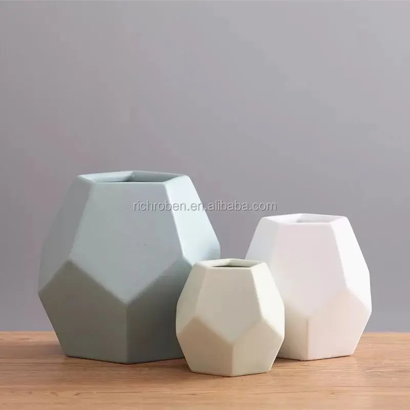 Ваза белая с золотом. Бетонные кашпо для цветов. Геометрическая ваза. Вазы геометрической формы. Ваза с геометрическими фигурами.