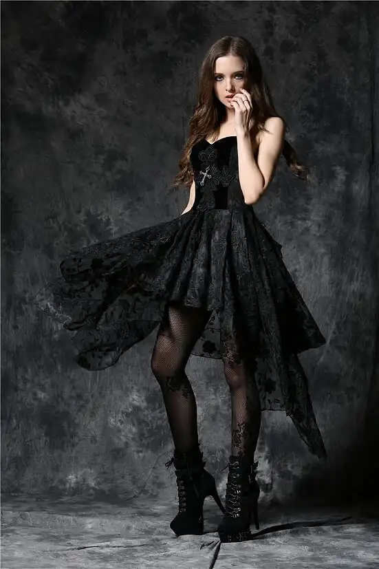 В черном платье для девушки