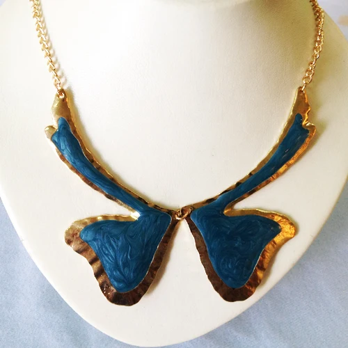 
Gold bow tie pendant necklace 