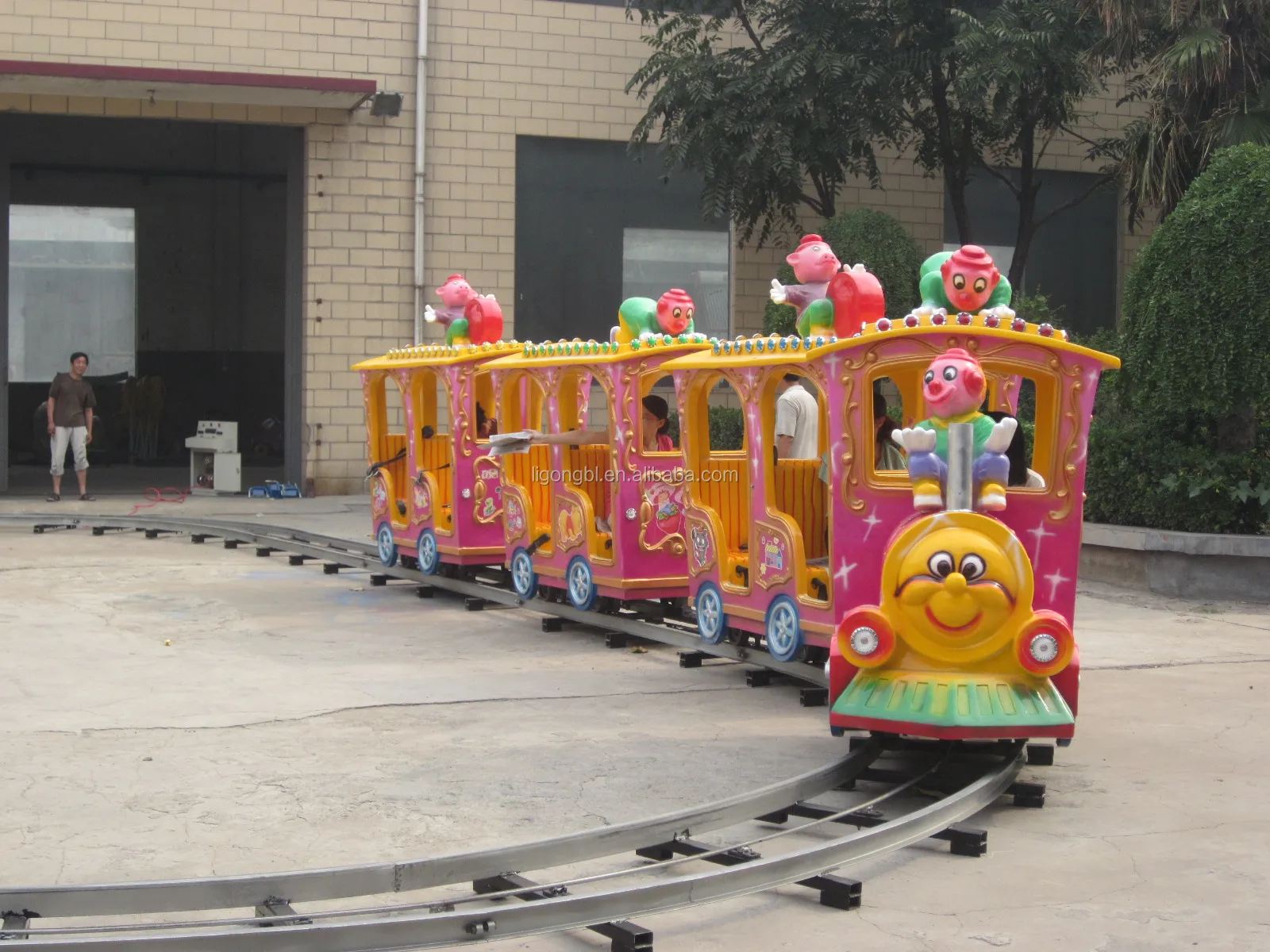 Kids Newest Outdoor Amusement Park Playground Equipment Track Train For