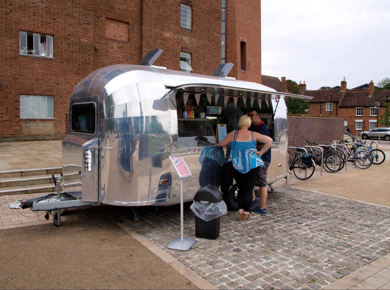 трейлер стенд.