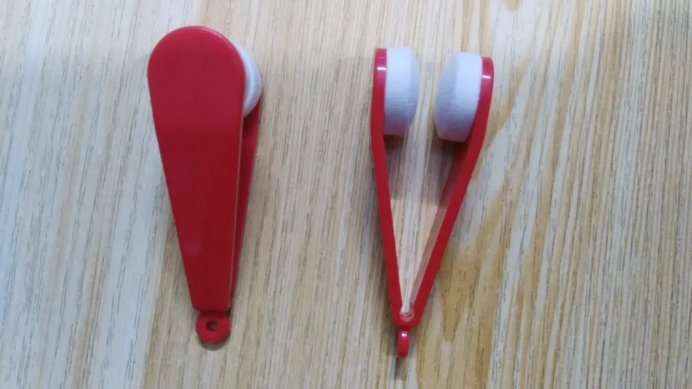 Custom Logo Plastic Mini Portable Microfiber Eyeglass Cleaner Keychain