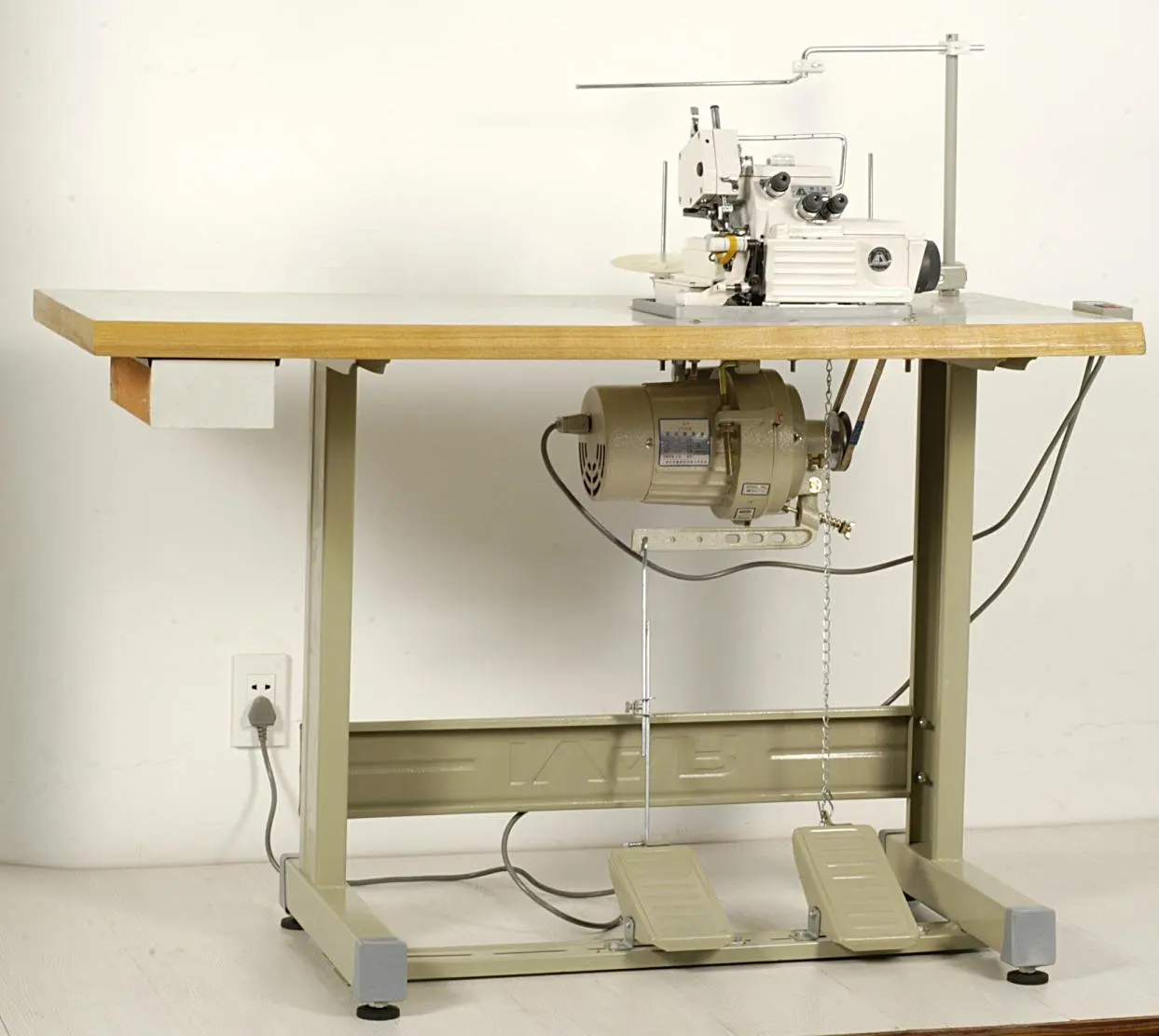overlock machine (2).jpg