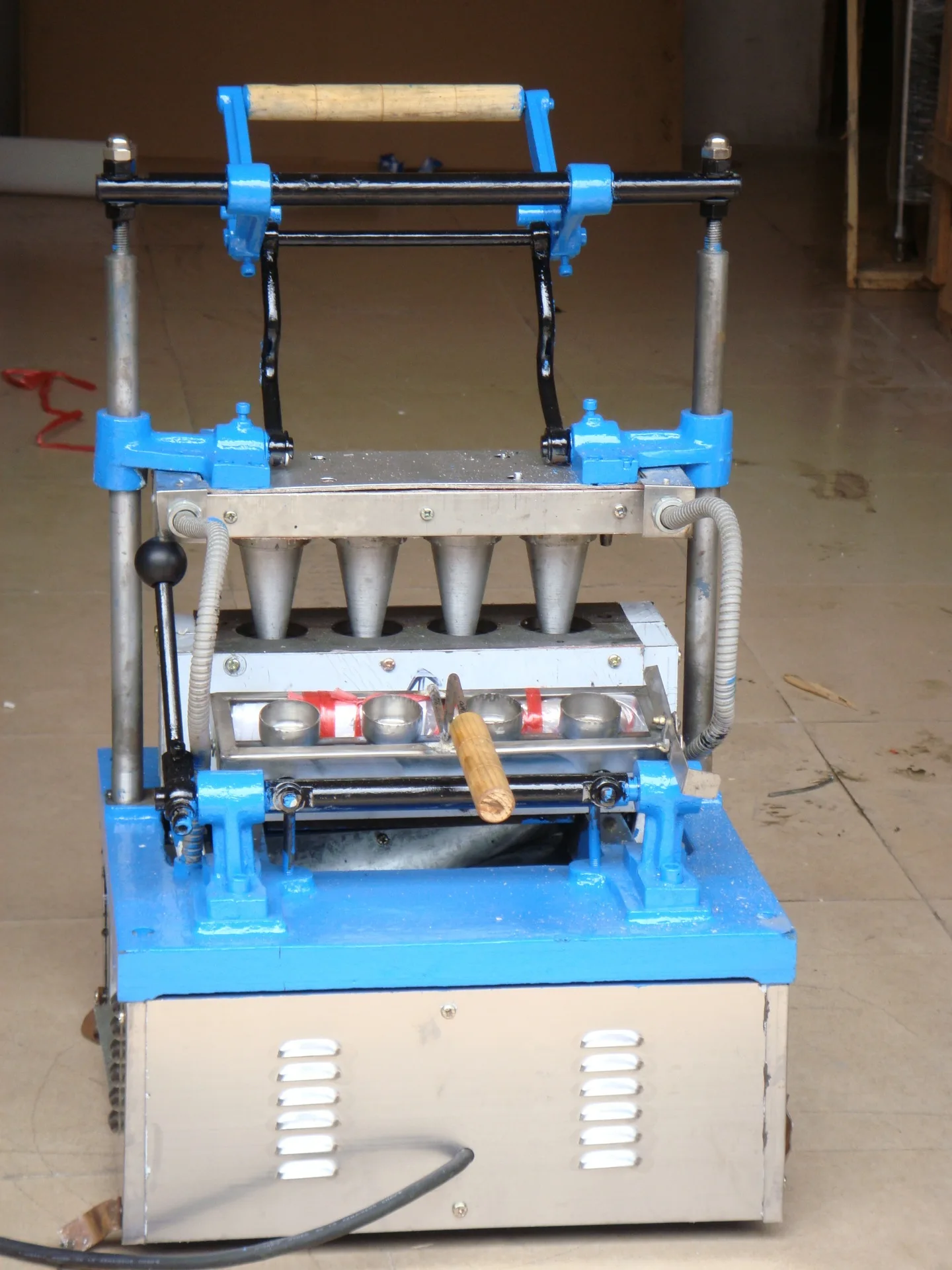 Uddt4 Factory Price Ice Cream Cone Cup Maker Edible Waffle Cup Making