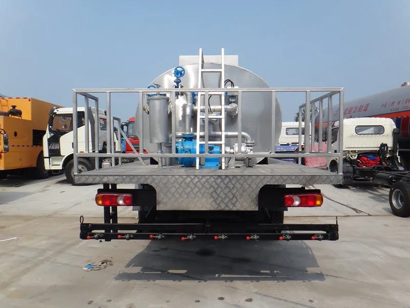 do<em></em>ngfeng 12000 liters asphalt distributor truck