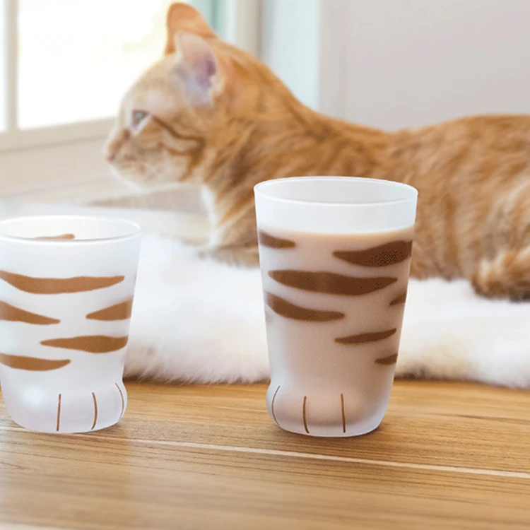 Чашка для кошек. Кружка лапка. Чашечки для кошек. Cat in Cup.