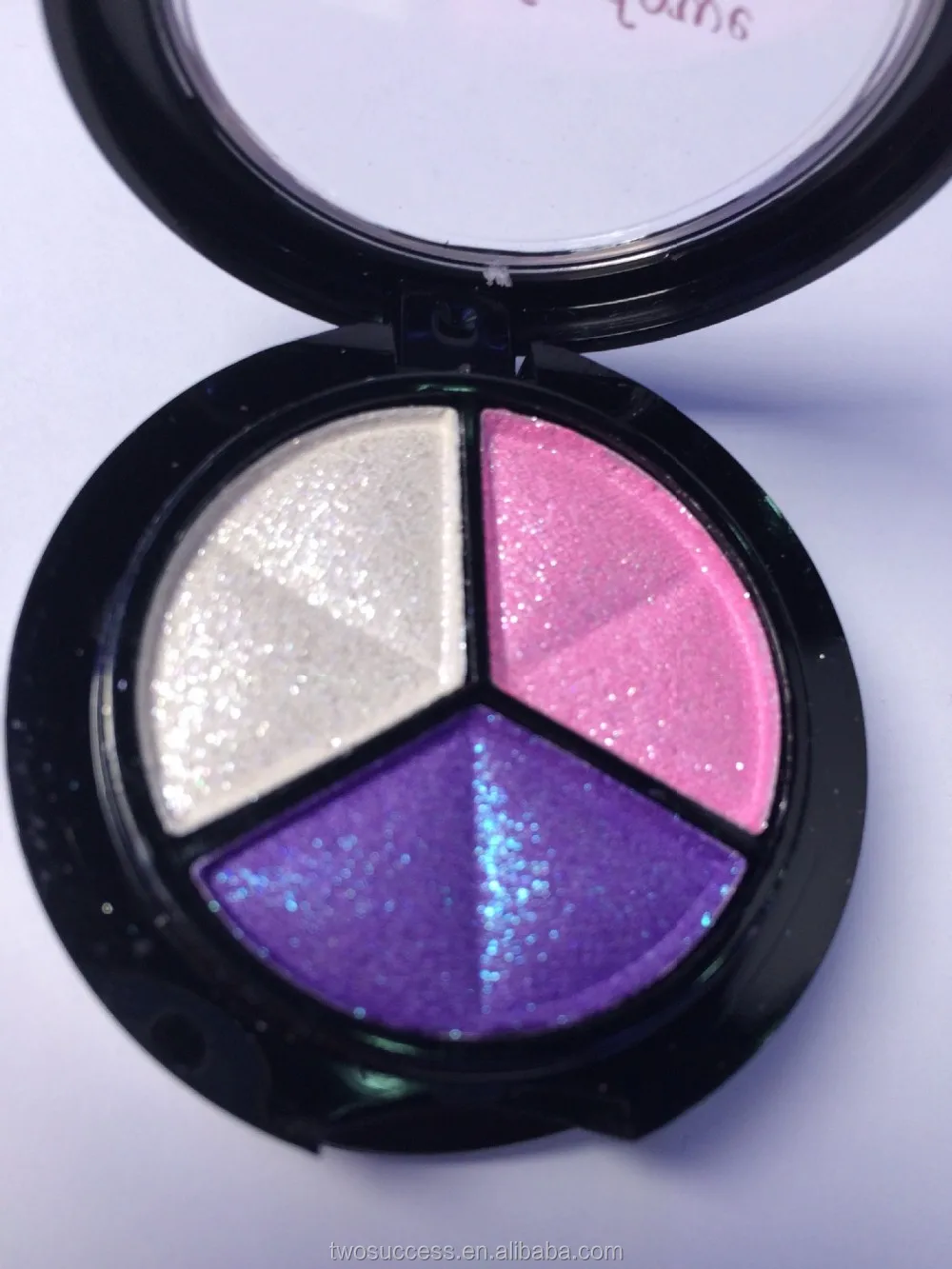 3 colors make up eye shadow