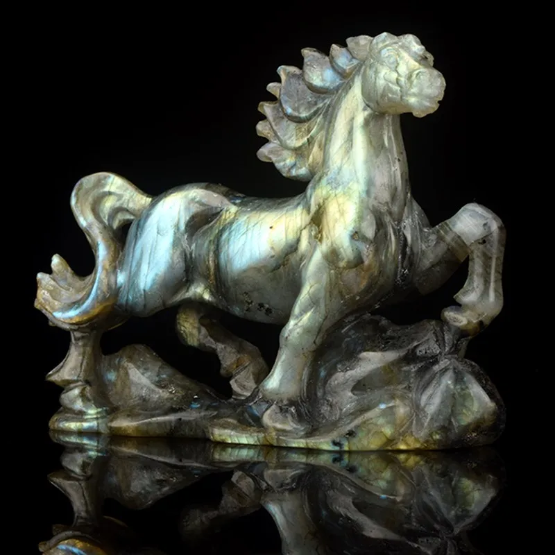 Год лошади камни. Резчик по камню лошадь. Лабрадорит статуэтка. Лошадь из камня. Близнецам лошадь камни.