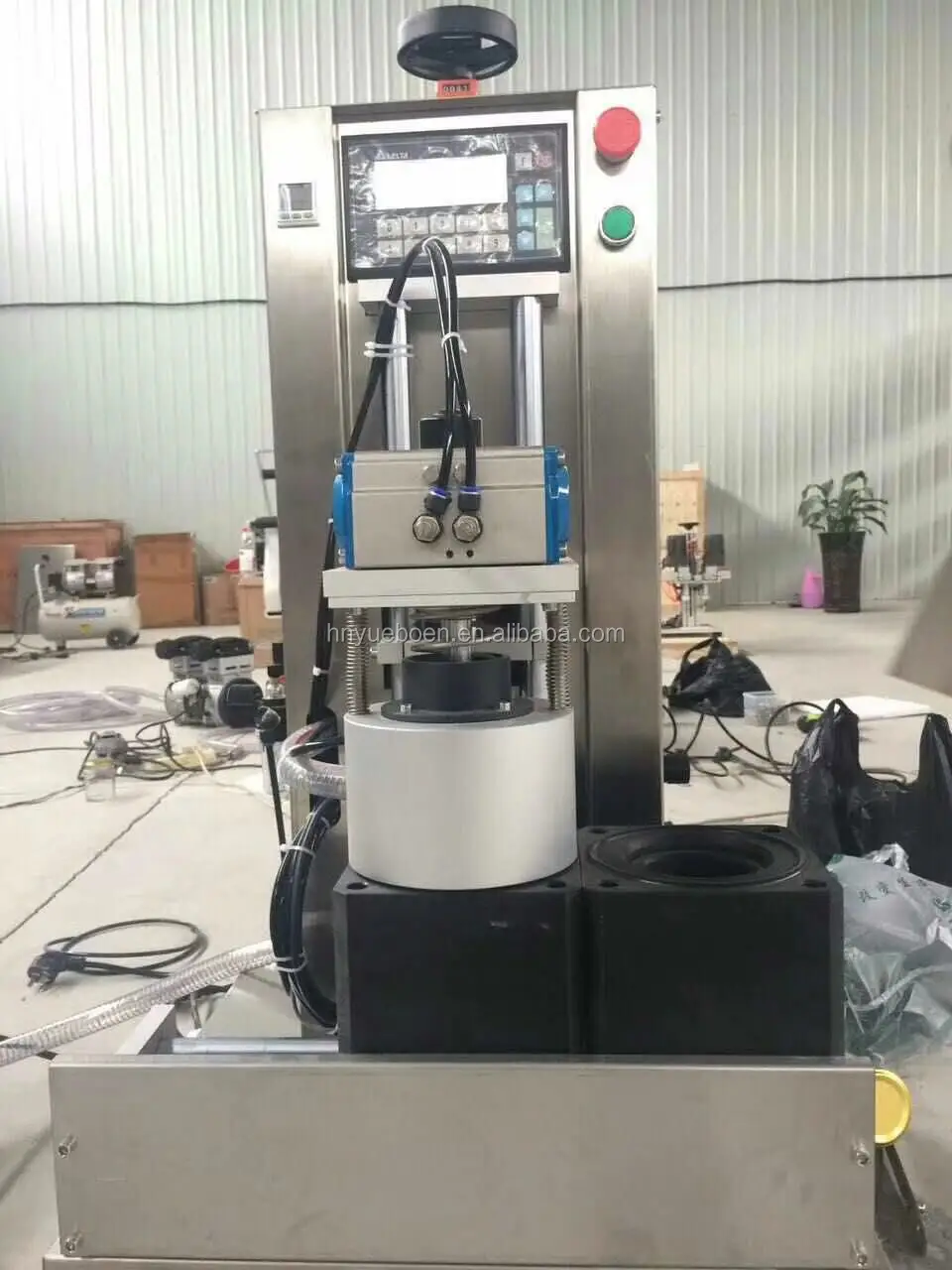 glass bottle twist off cap vacuum capper machine .jpg