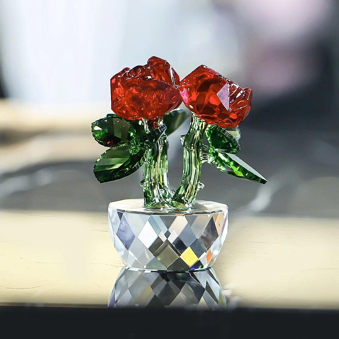Красная роза с кристаллами