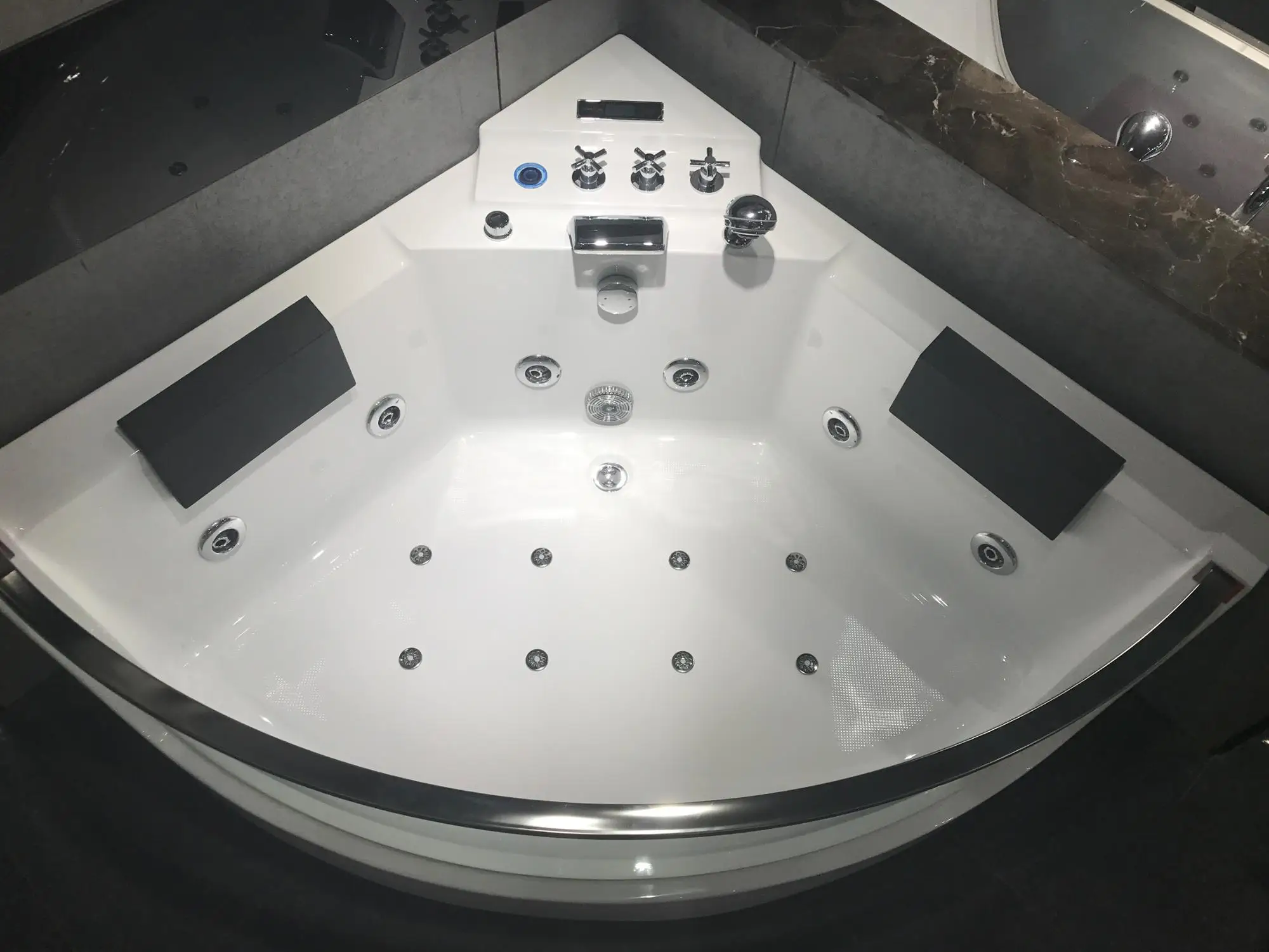 Triangle Shaped Bathtub Hot Tub With Jets Q322n - Buy Bathtub,Bathtub