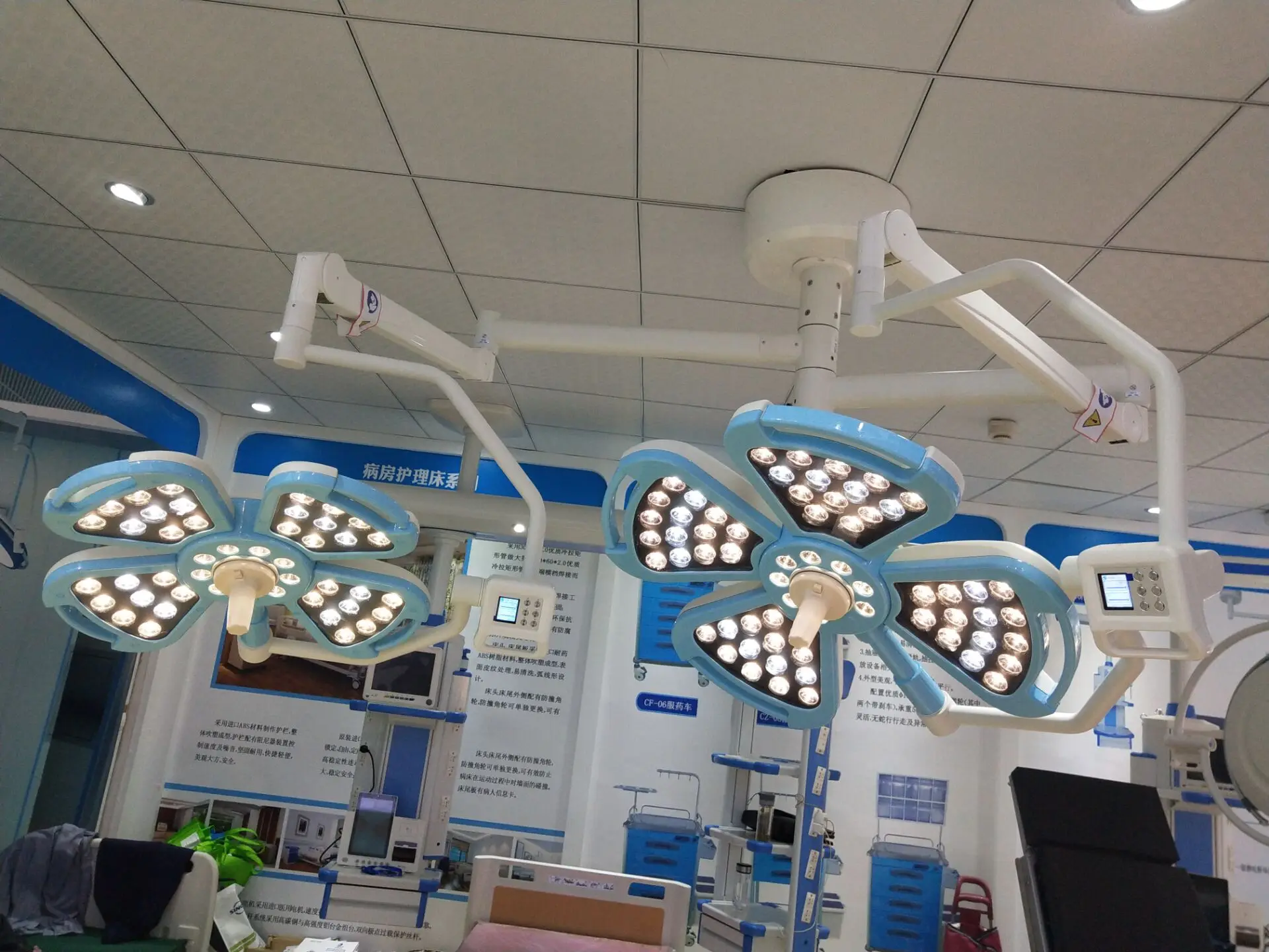 Two head arm flower shape type shadowless ceiling LED OT light