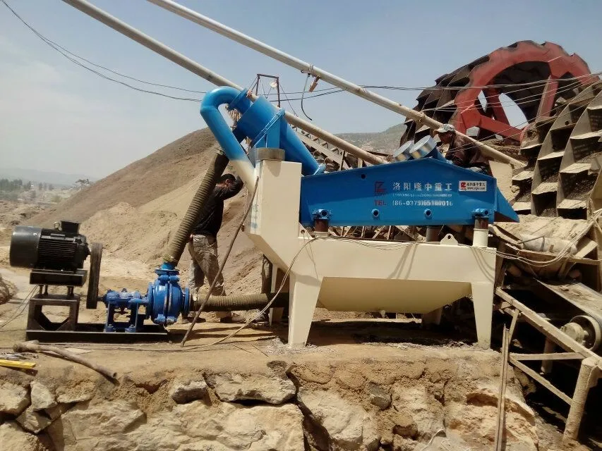 Машина для очистки песка на пляже. Добыча песка. Переработки песка. Месторождение песка. Карьерный конвейерный транспорт.