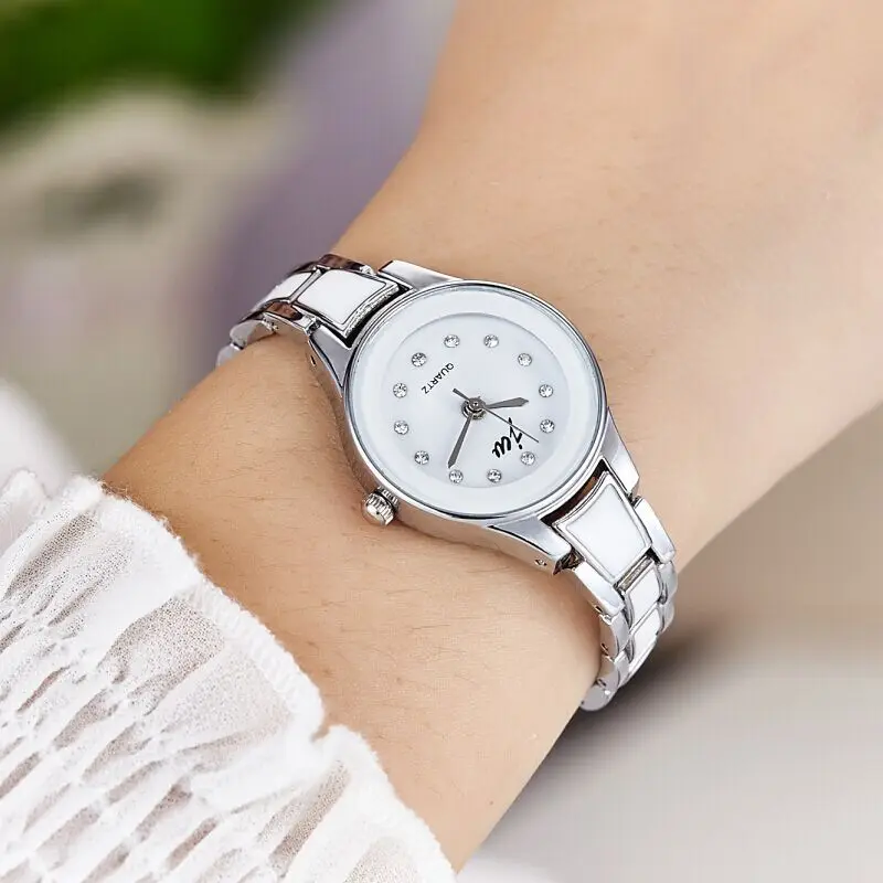 Женские наручные часы с металлическим браслетом под серебро