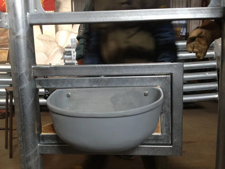 带铝铸造工艺的喂马槽