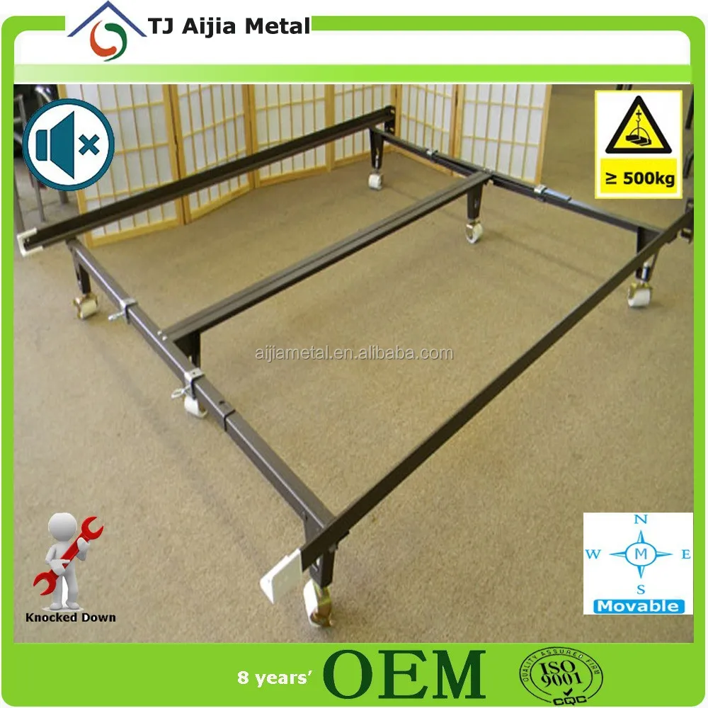 Hot gewalst koningin metalen bed frame met zwarte basis tapijt ... Bedden europallet