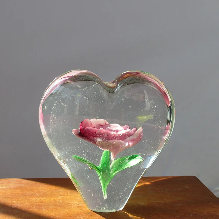Стеклянное изделие сердце. Сердце из стекла любовь что истекла. Цветок в стеклянной сердечки. Разбитое сердце. Стеклянное сердце.