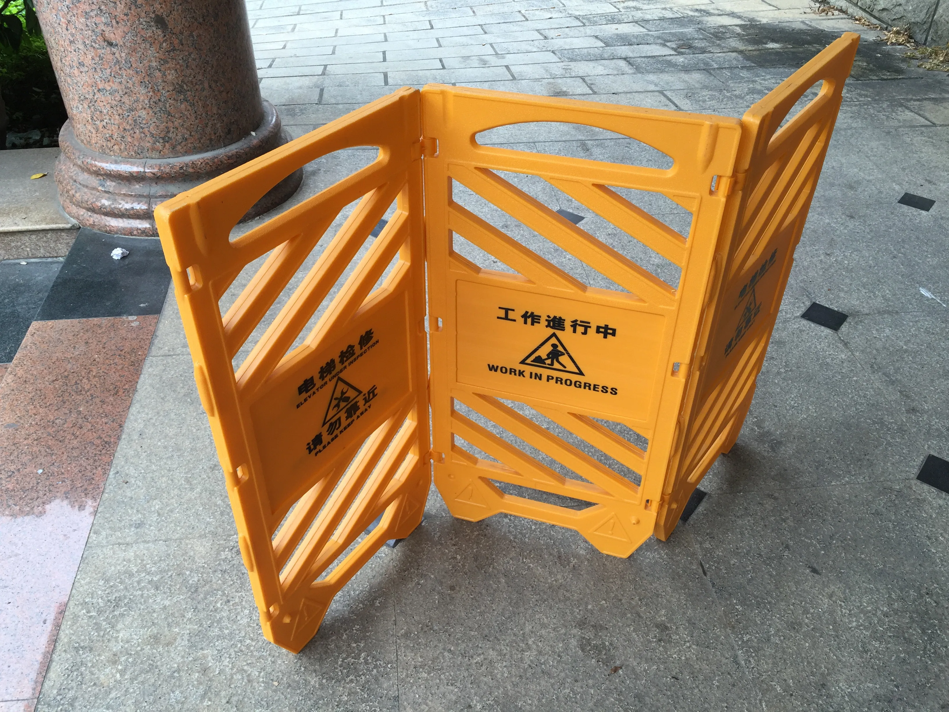 Plastic High Reflective Portable Triangle Stand Construction site Water Filled Flexible Safety Road Barrier