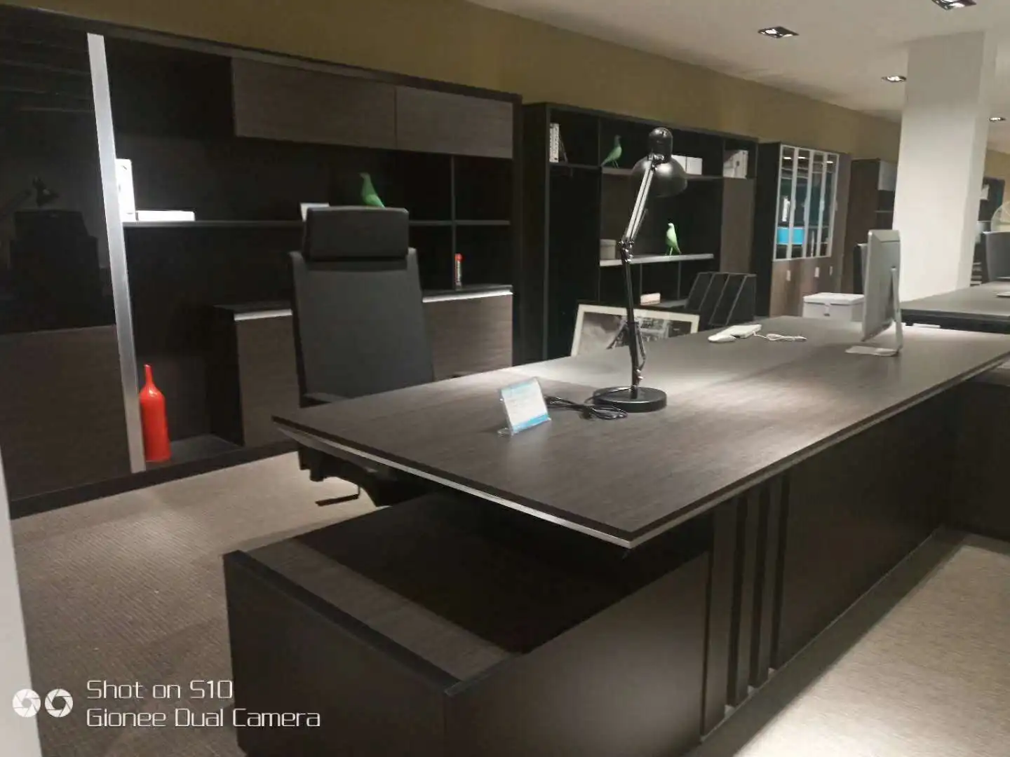 High End Office Desk And Chair Boss Furniture Furniture Executive Desk