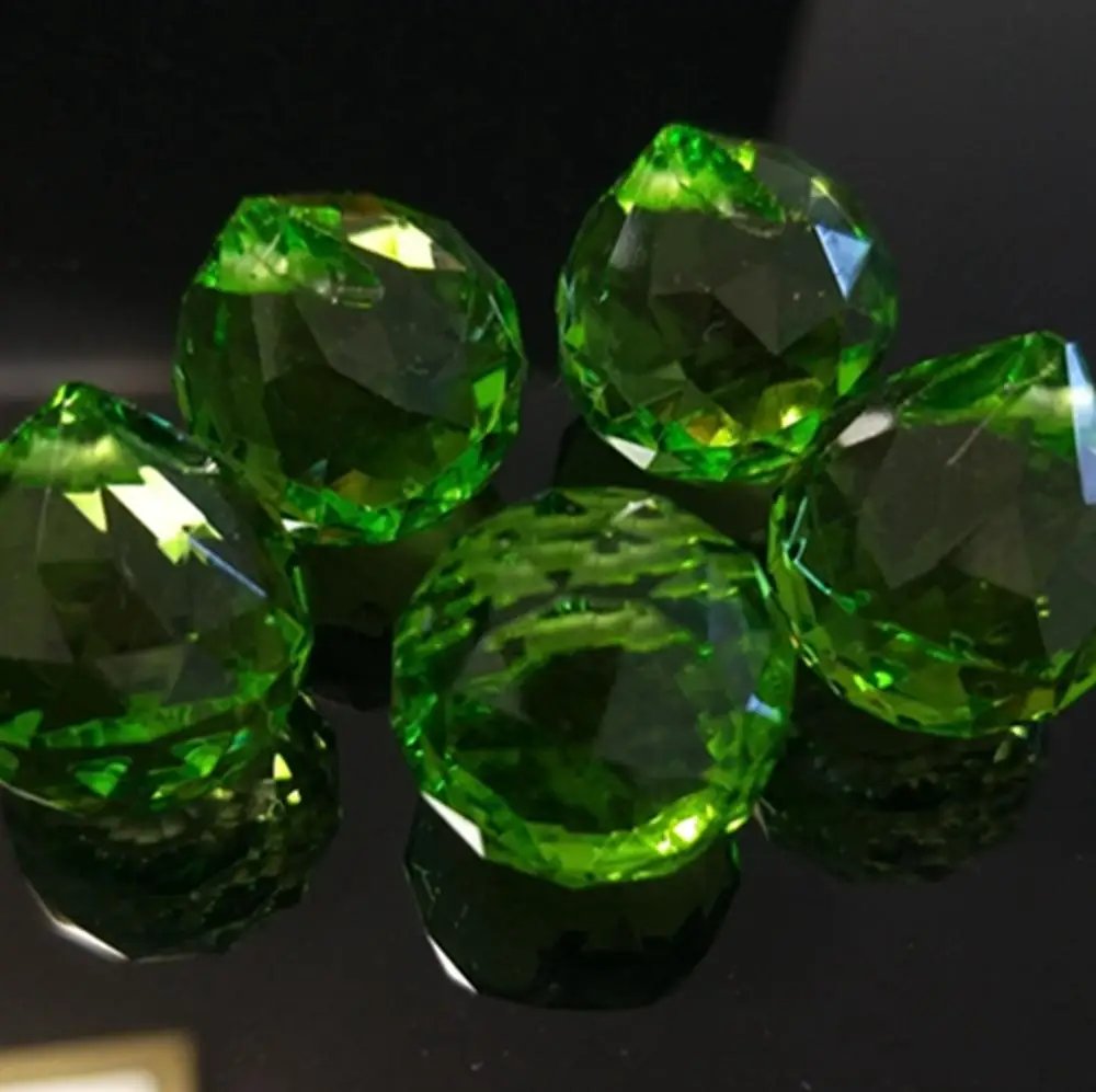 浅绿色水晶玻璃多面球形镇纸自然石头和矿物风水水晶球