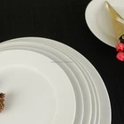 ラウンドレストランセラミックホテル無地白ロゴ食器プレート充電器セット卸売格安バルクダイニングディナープレート