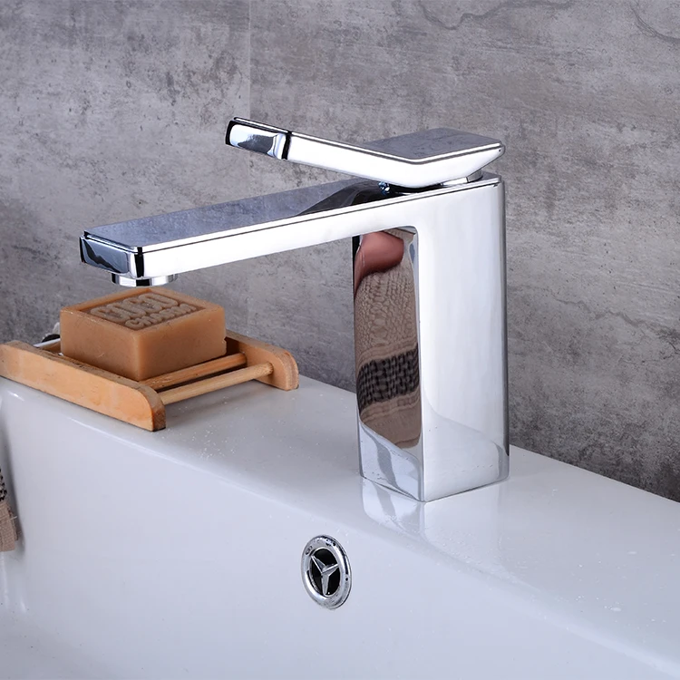 Zeitgenössische Chrom Wandmontierte Messingventil Dusche Wasserhahn LED