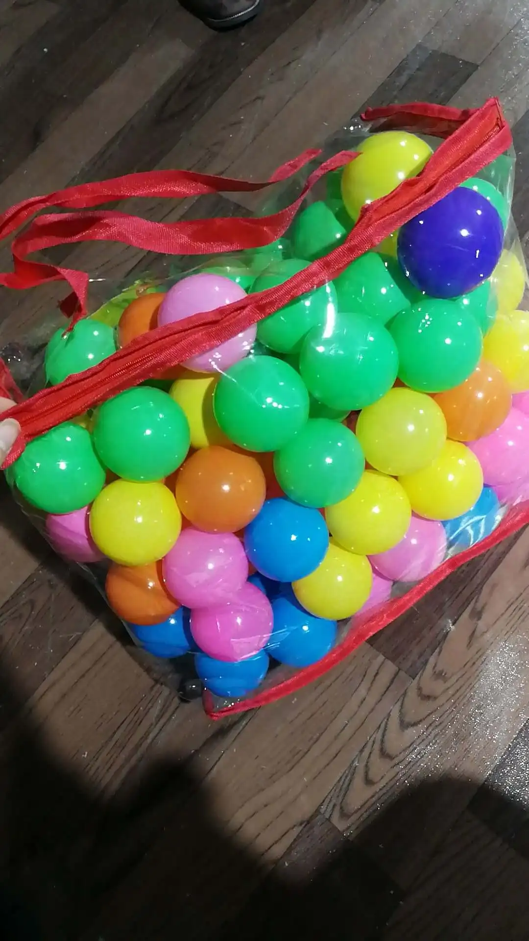 五颜六色的有趣的塑料软球游泳玩具海洋球坑玩帐篷玩具与各种各样的