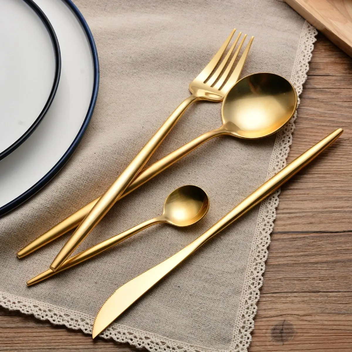 Low Moq Round Shape Black Or White Handle Gold Flatware With Black Gift