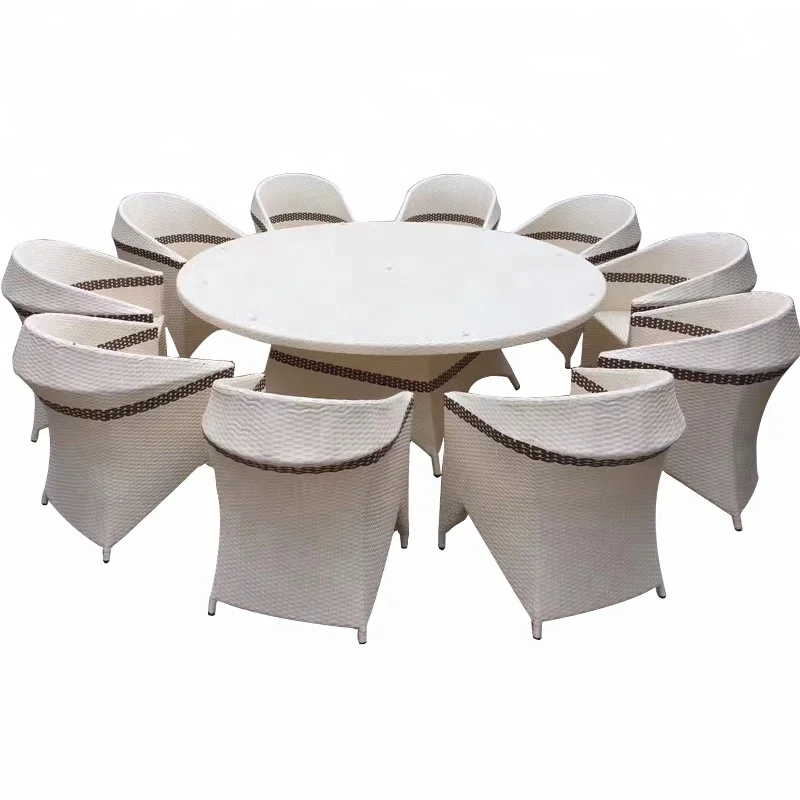 Round x 2. Круглый стол обеденный со стульями из ротанга. Стол круглый плетеный с табуретами. Круглый стол с плетеными стульями. Стол из ротанга круглый большой.