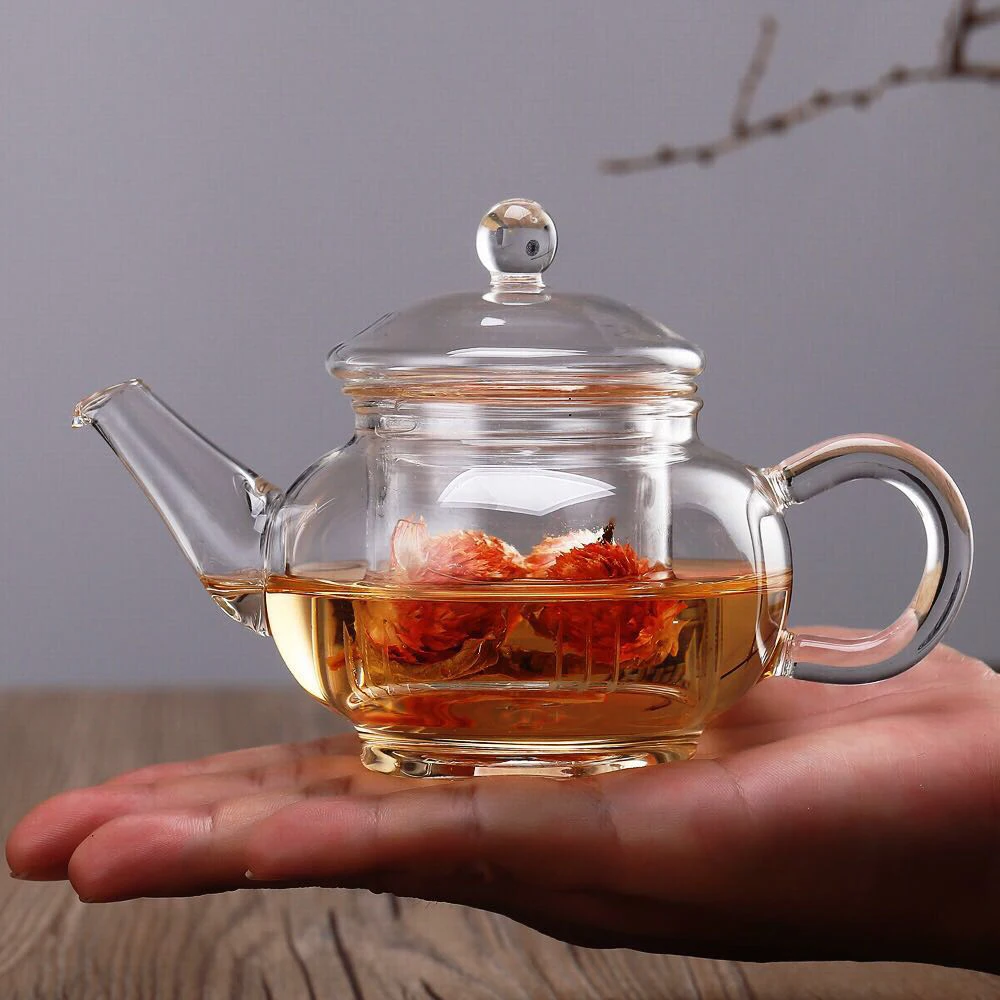 Прозрачный стеклянный чайник. Прозрачный чайник с чаем. Чай в прозрачном чайнике. Прозрачный чайник с чаем и чашками прозрачными. Чайный набор из жаропрочного стекла.