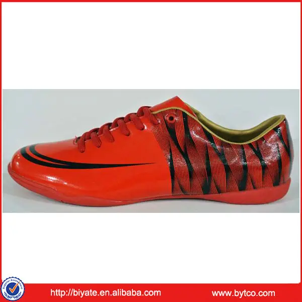 New_design_and_popular_soccer_shoes_2013.jpg