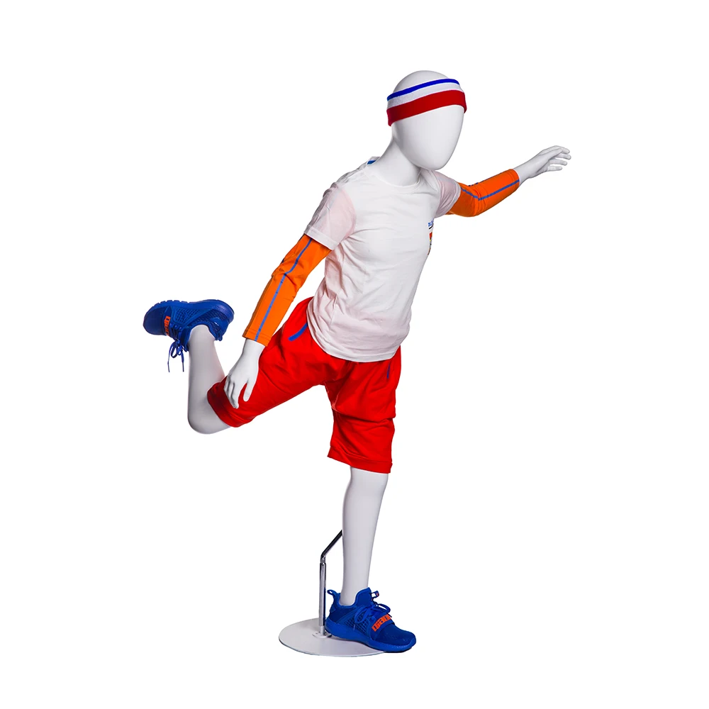 Спортивный манекен. Манекен детский спорт. Манекен футболиста. Картонный манекен футболиста. Спорт манекен с кепкой.