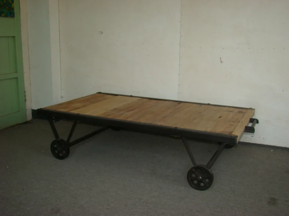 Table Basse Campagne Chic Avec Des Roues En Bois Naturel Et Metal B