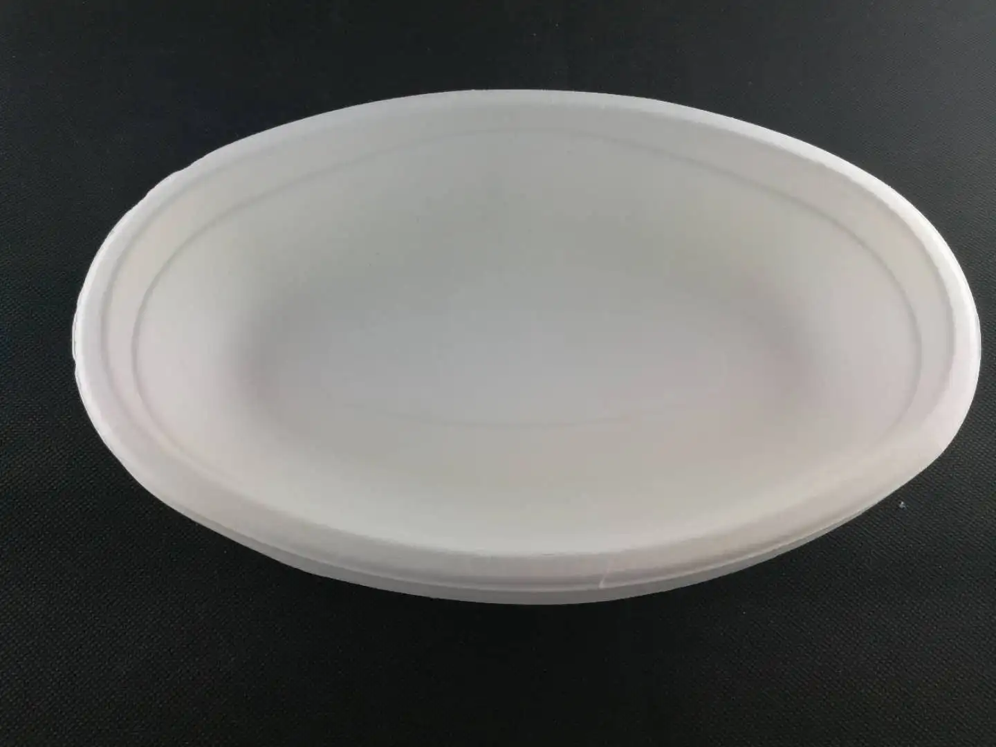 100% compostable dishware, round plates, white / unbleached