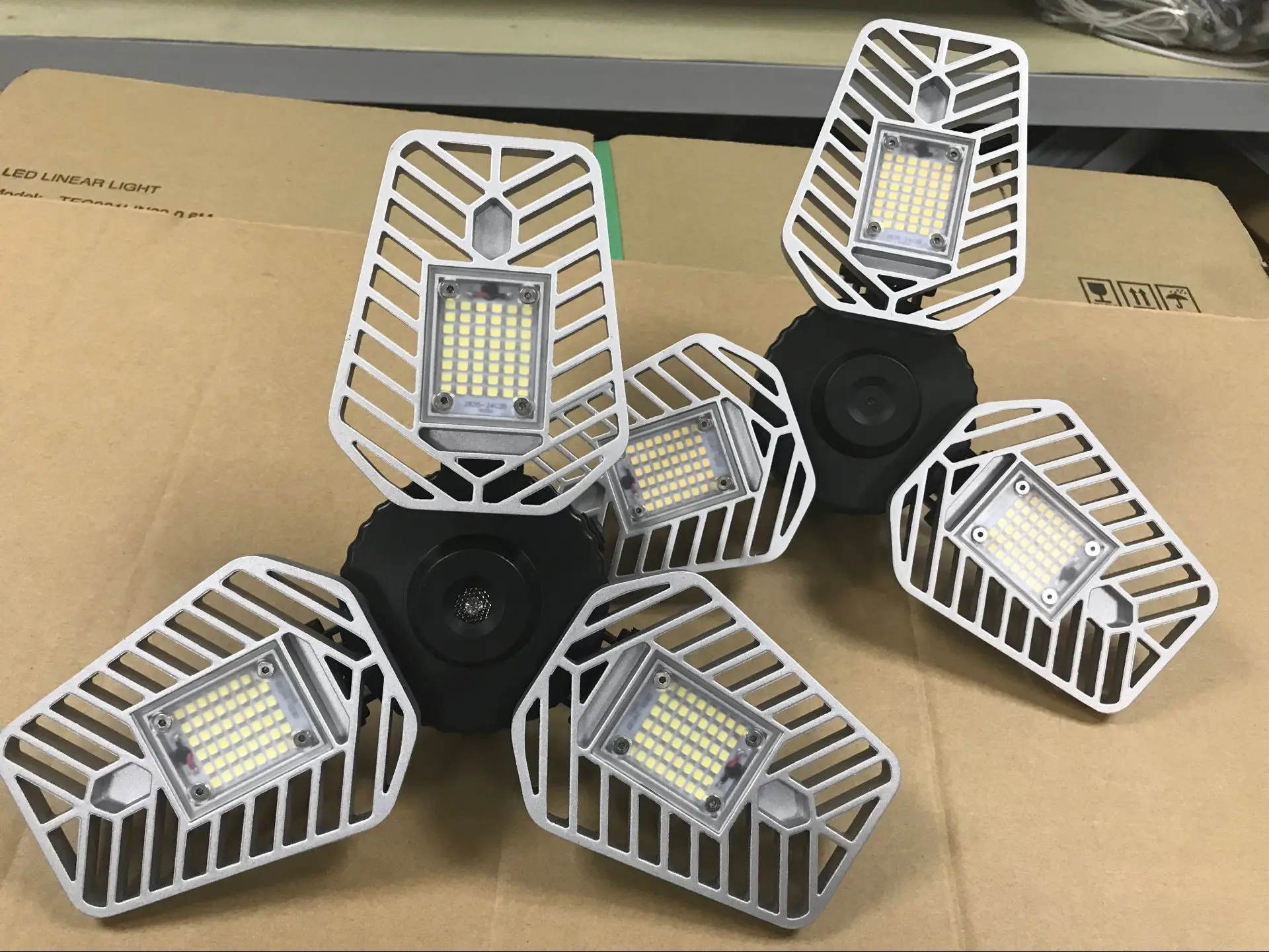 Deformable Garage Ceiling Lights 60w6000 Lumens E26 Led Bulb Led Garage