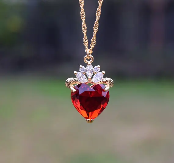 evie's necklace from descendants 2