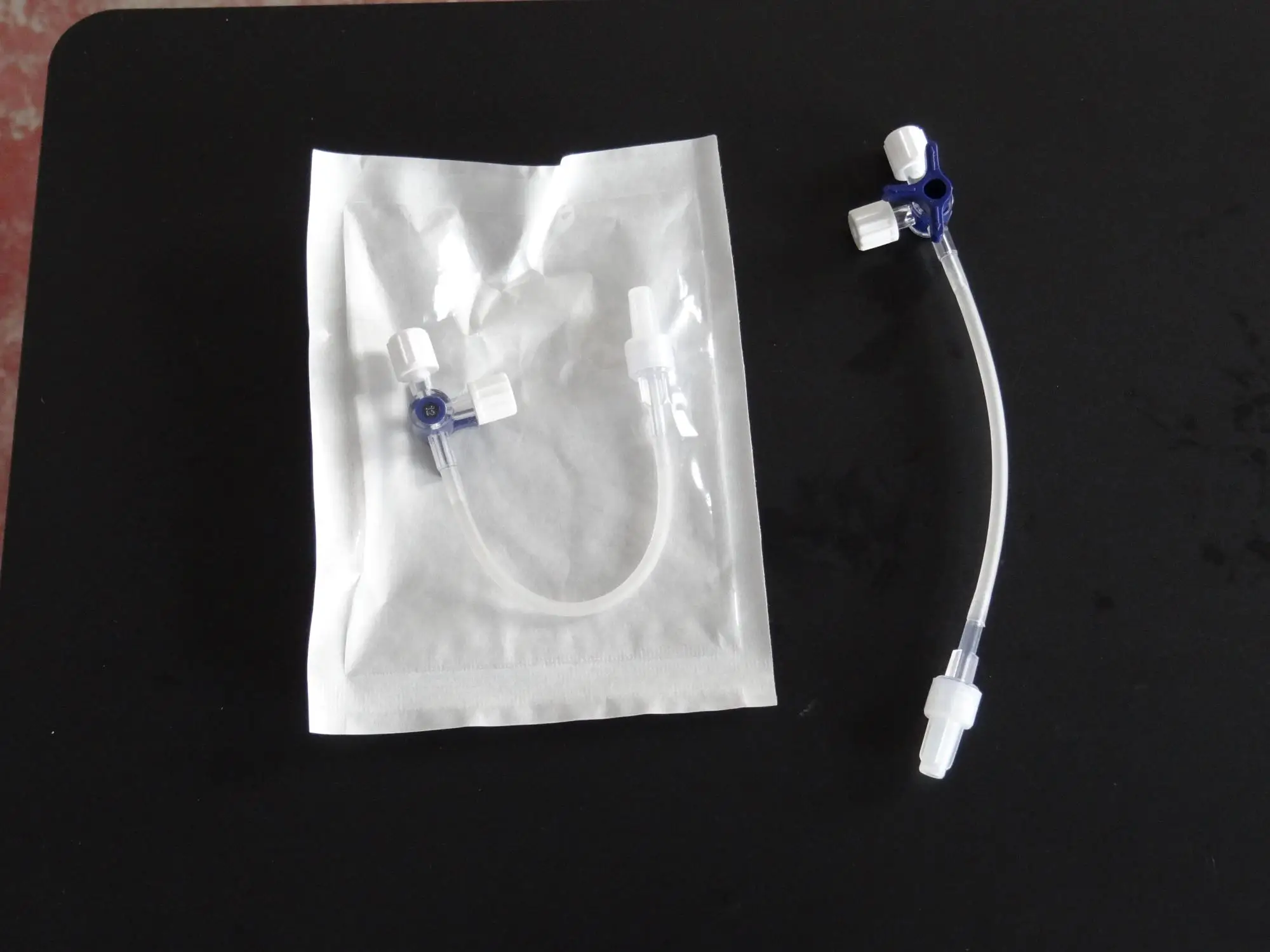 3 路无引流管的输液器