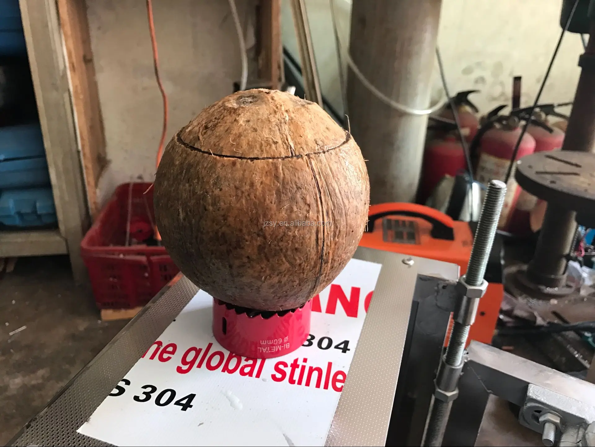 2018 New Design cheap commercial electric coconut open cover machine/cocoanut husk cutting machine