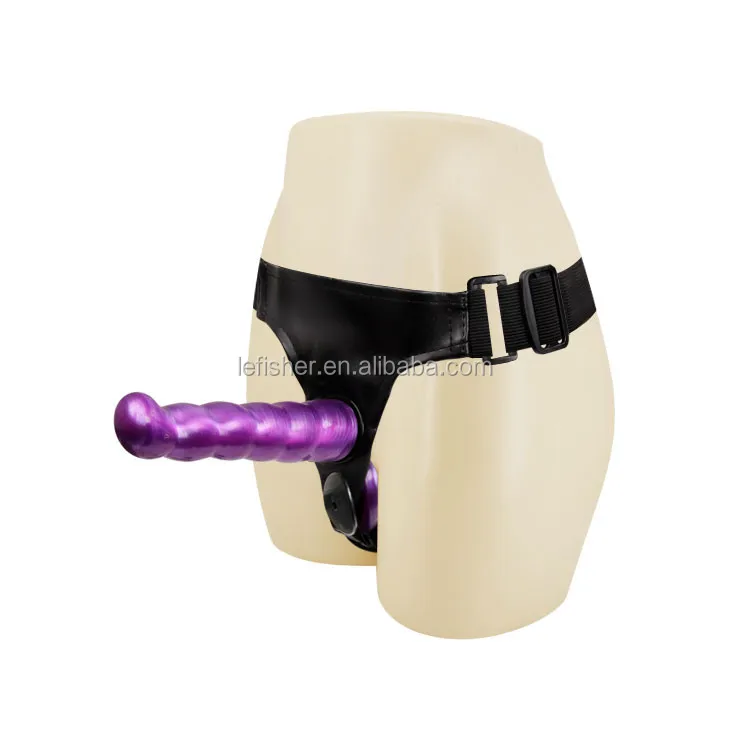 Cinghia lesbica su dildo