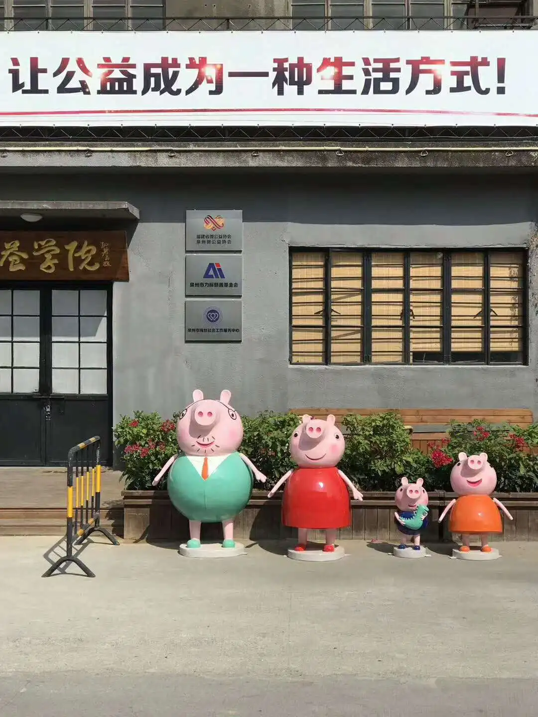 Lifesize Cartoon Pig Statue Fiberglass Animal Pig Sculpture In Garden Buy Fibgerglass Animal