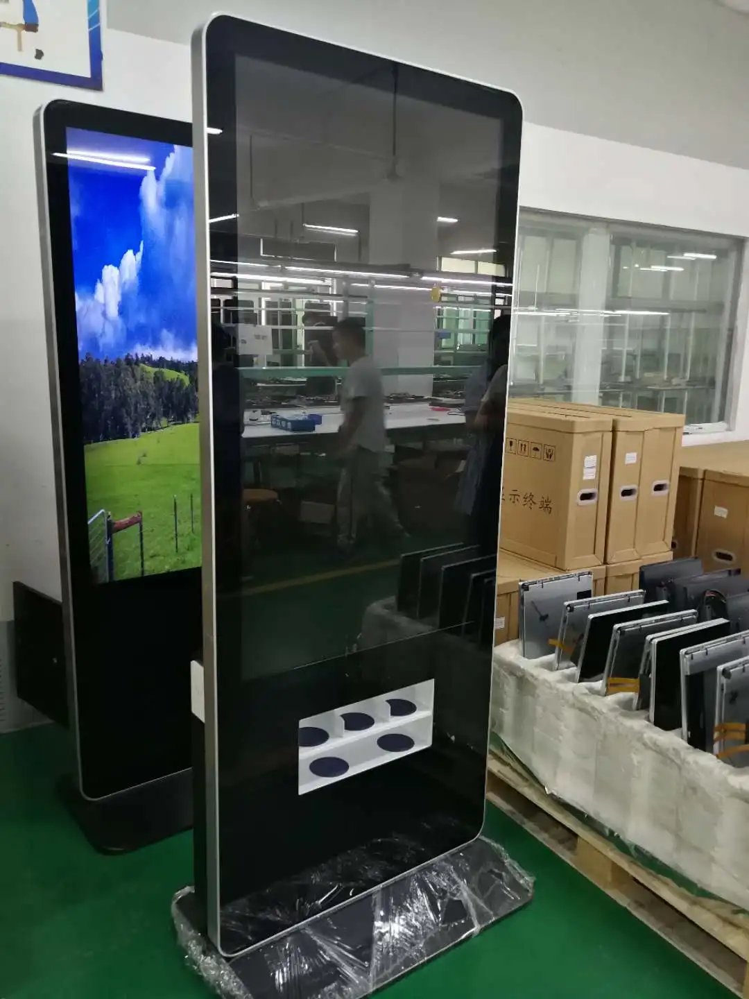 43 inch standing floor advertising display with wireless phone charging station