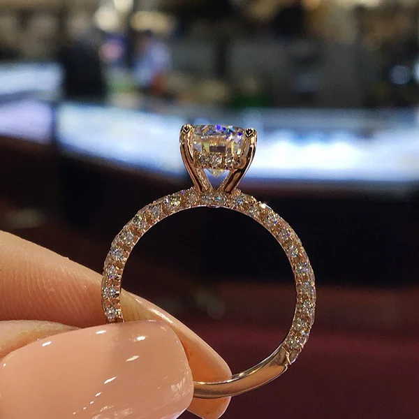 Кольцо с бриллиантом для девушки